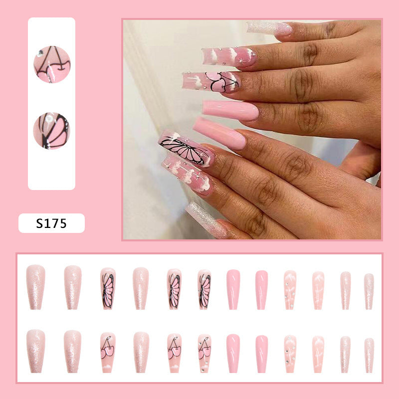 Kunstnagelset mit romantischen Schmetterlingsdesigns und Glitzerakzenten Karnz