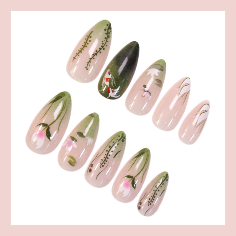 Kunstnagelset mit floralen Designs und eleganten Akzenten Karnz