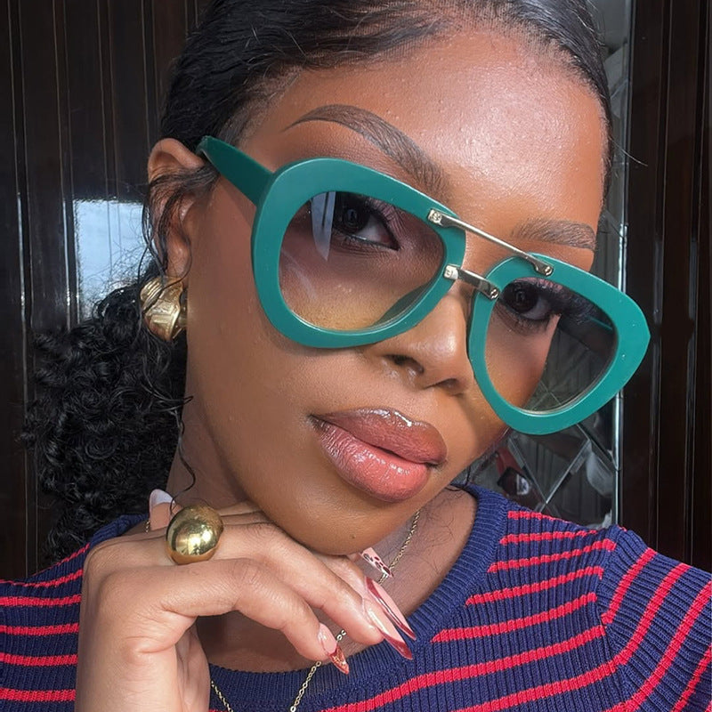 Damen extravagante Sonnenbrille im modernen Herzdesign Karnz