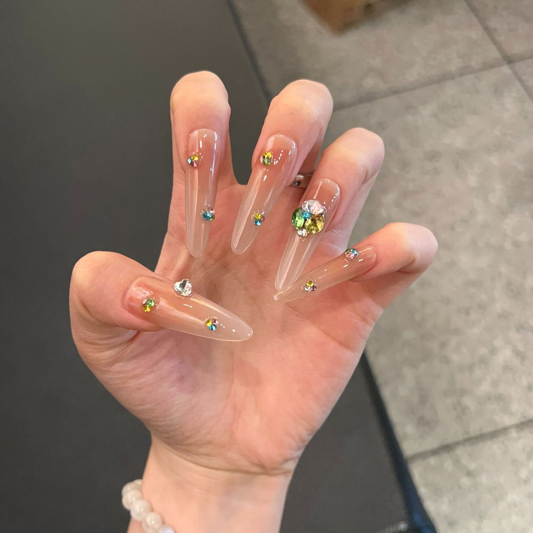 Glamouröse Stiletto Press-On Nagelset mit bunten Schmuckakzenten Karnz