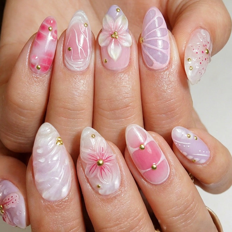 Kunstnagelset mit floralen und perlverzierten Elementen Karnz