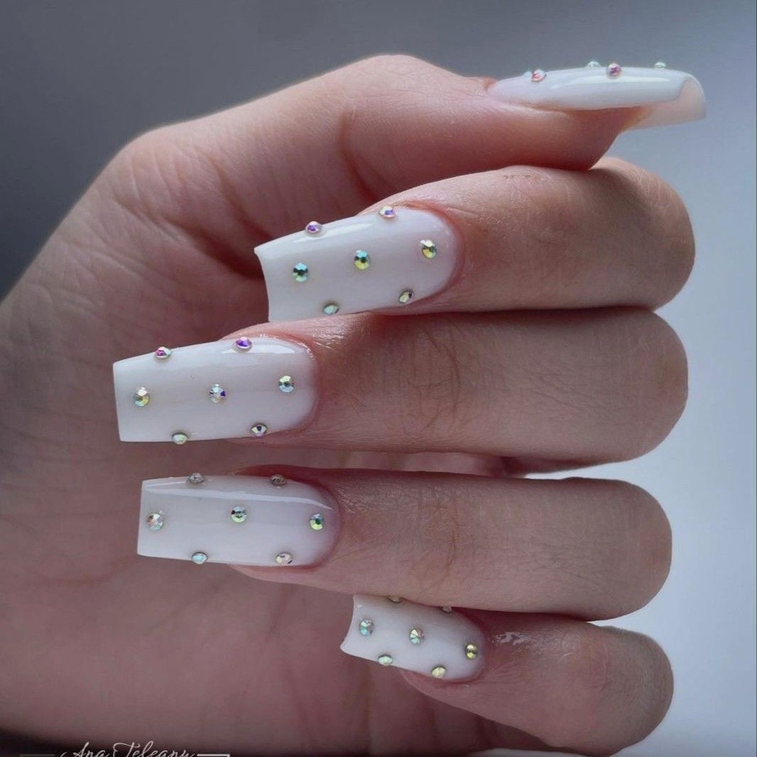Kunstnagelset mit eleganten Strass-Verzierungen Karnz