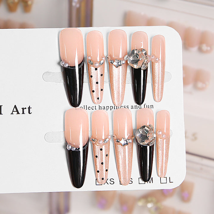 Kunstnagelset mit elegantem Glitzer- und 3D-Applikationen Karnz
