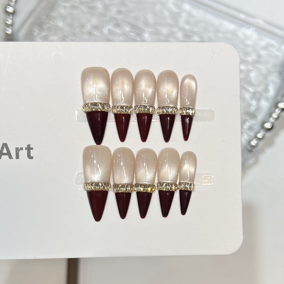 Elegantes Spitz-Press-On-Nagel-Set mit Strass-Akzenten