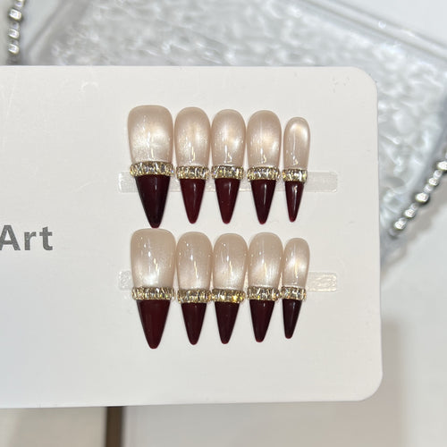 Elegantes Spitz-Press-On-Nagel-Set mit Strass-Akzenten