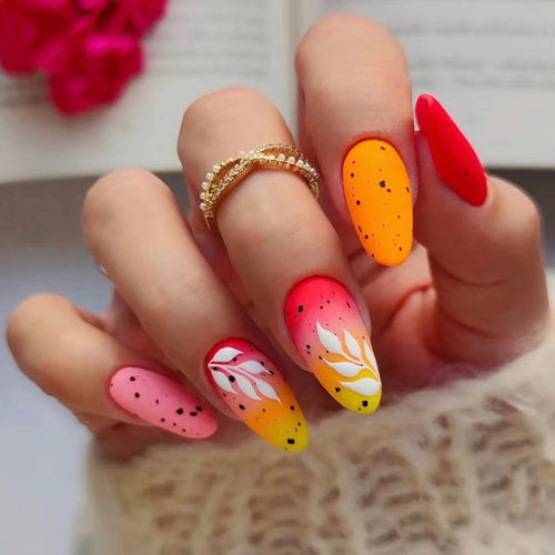 Künstliche Nagelkunst mit floralem Ombre-Design Karnz