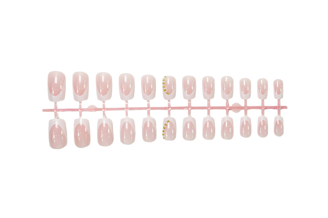 Kunstnagelset mit eleganten French-Spitzen und Glitzerakzenten Karnz