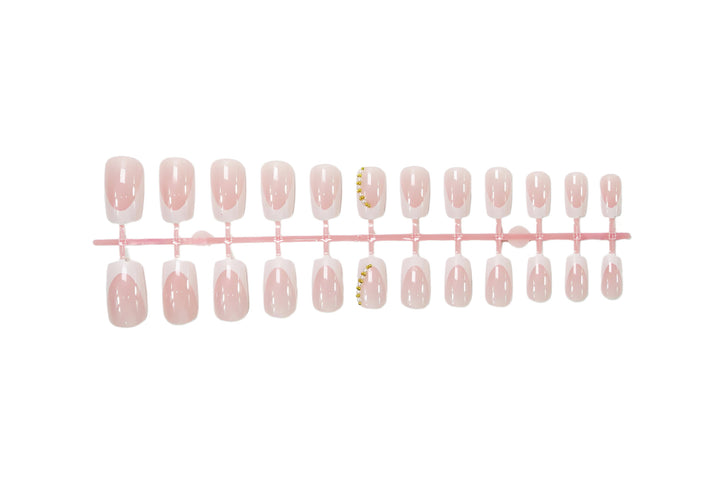 Kunstnagelset mit eleganten French-Spitzen und Glitzerakzenten Karnz
