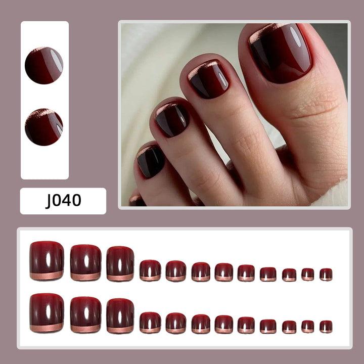 Fußnagelkunst mit Elegantem Metallic-Finish Karnz