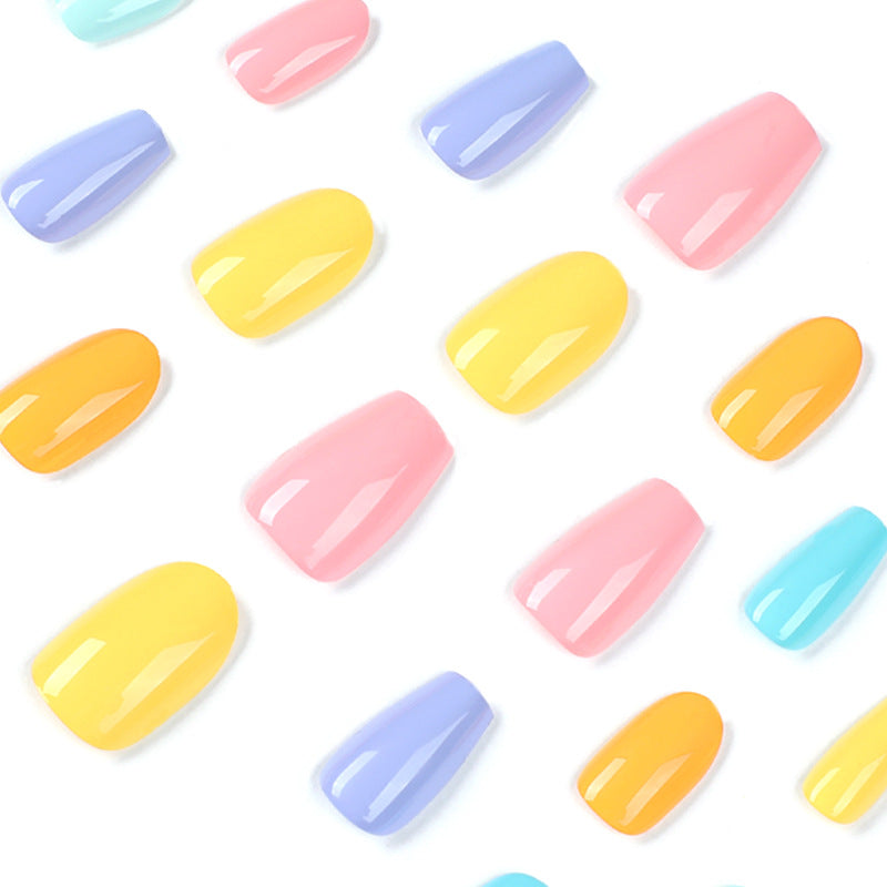 Künstliche Nagelkunst mit bunten Designs Karnz