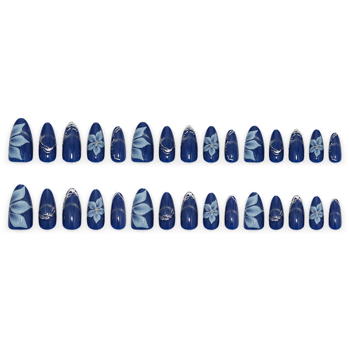Kunstnagelset mit elegantem blauen Ombre und floralem Design Karnz