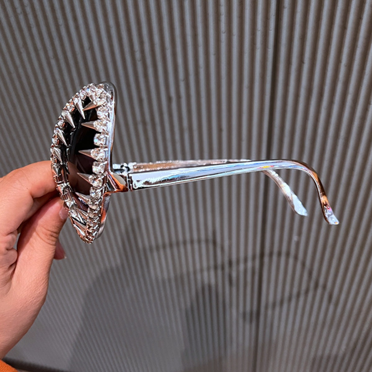 Damen futuristische Statement-Sonnenbrille mit funkelndem Kristallrahmen Karnz