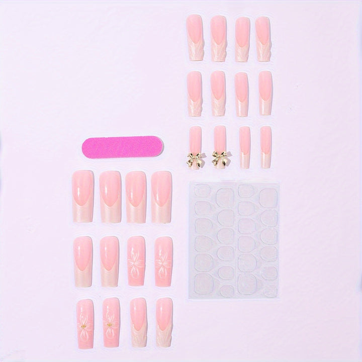 Kunstnagelset mit floralen Details Karnz