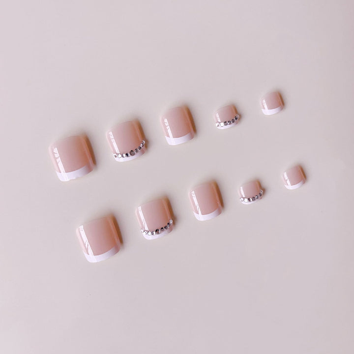 Fußnagelkunstset mit elegantem französischen Design und glitzernden Akzenten Karnz