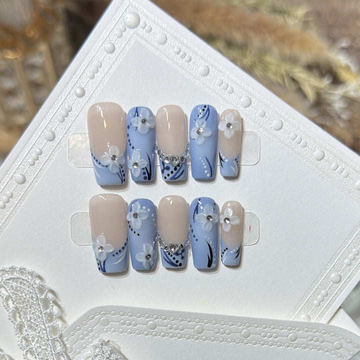 Dekoratives Press-On Nagelkunst-Set mit floralen und edelsteinartigen Details Karnz