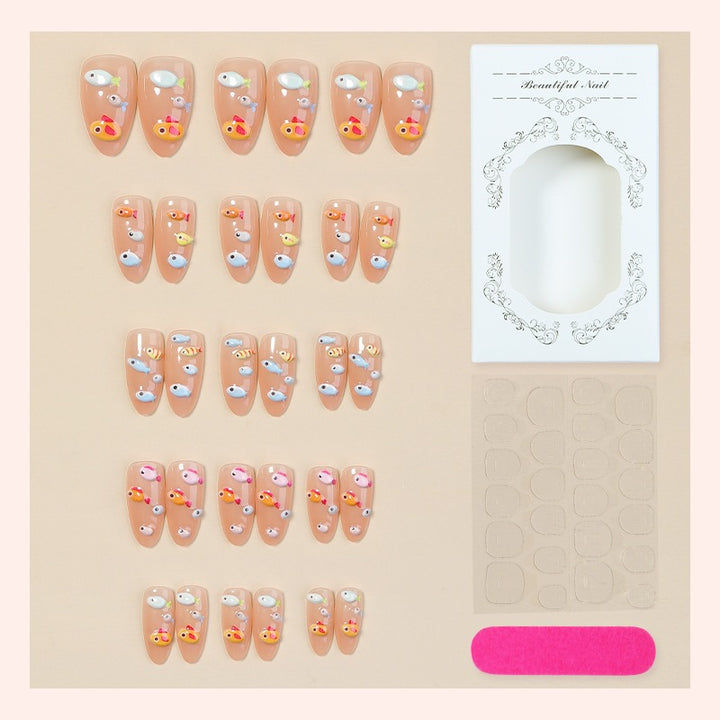 Kunstnagelset mit verspielten Fischmotiven Karnz