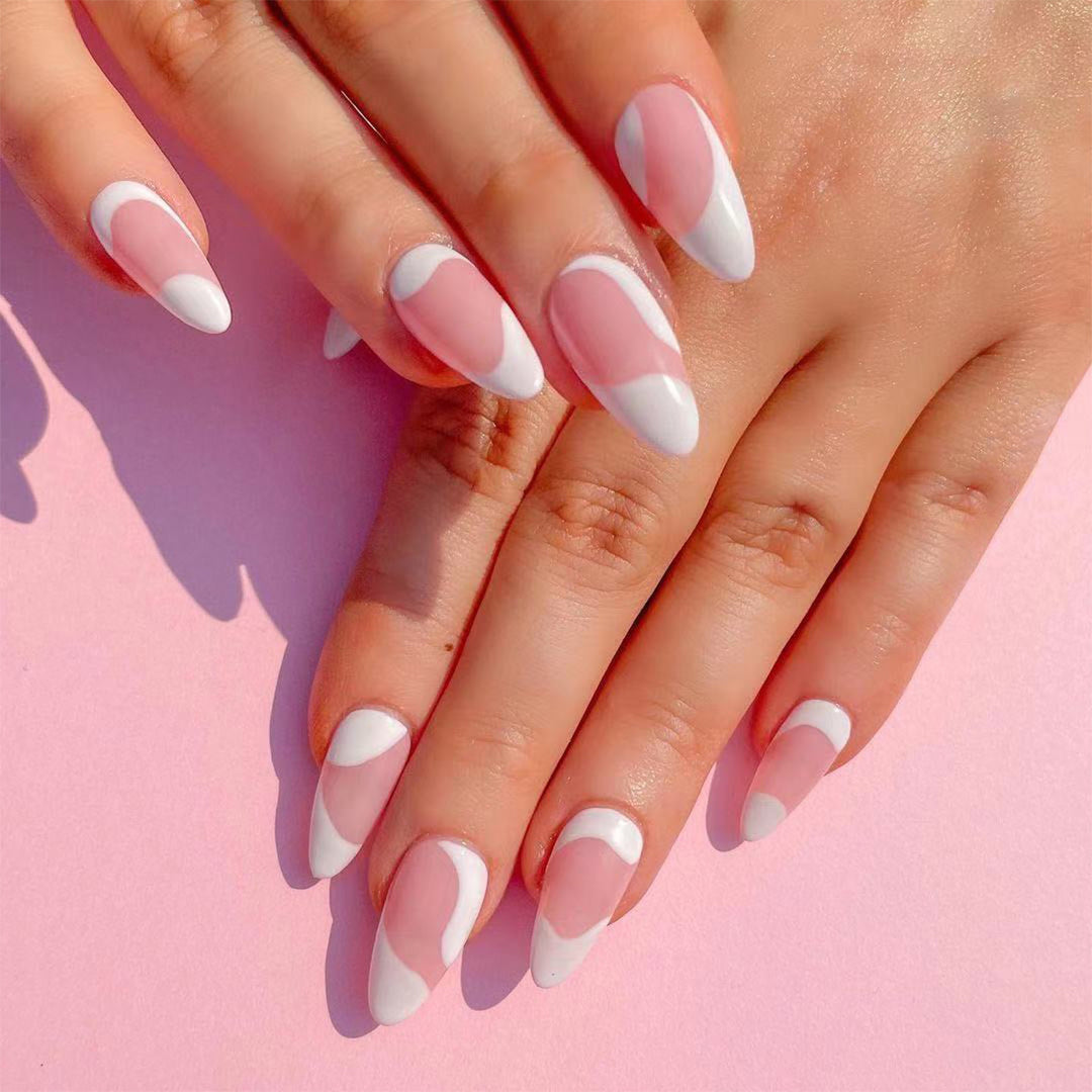 Kunstvolle Stiletto-Nägel mit eleganten Farbstrukturen Karnz