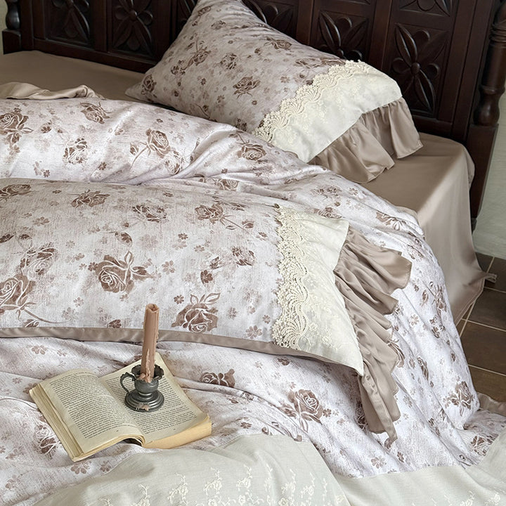 Elegante Bettgarnitur im Vintage‑Romantikstil mit Spitzenapplikation, Volant und Satinbesatz