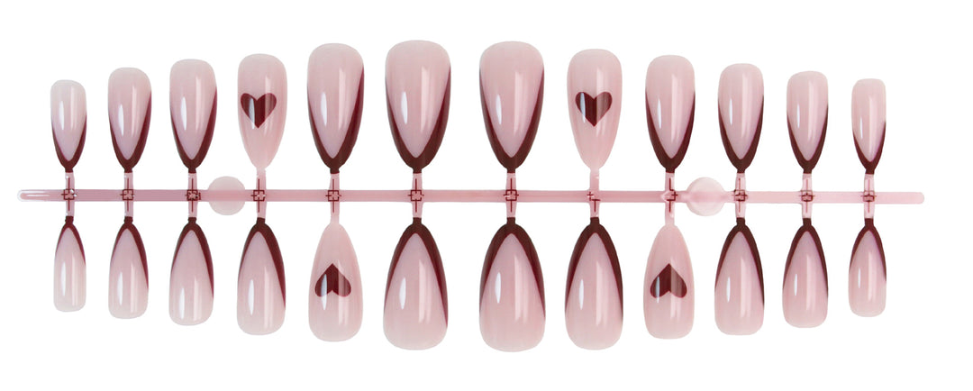 Kunstnagelset mit romantischen Herzen und eleganten Spitzen Karnz
