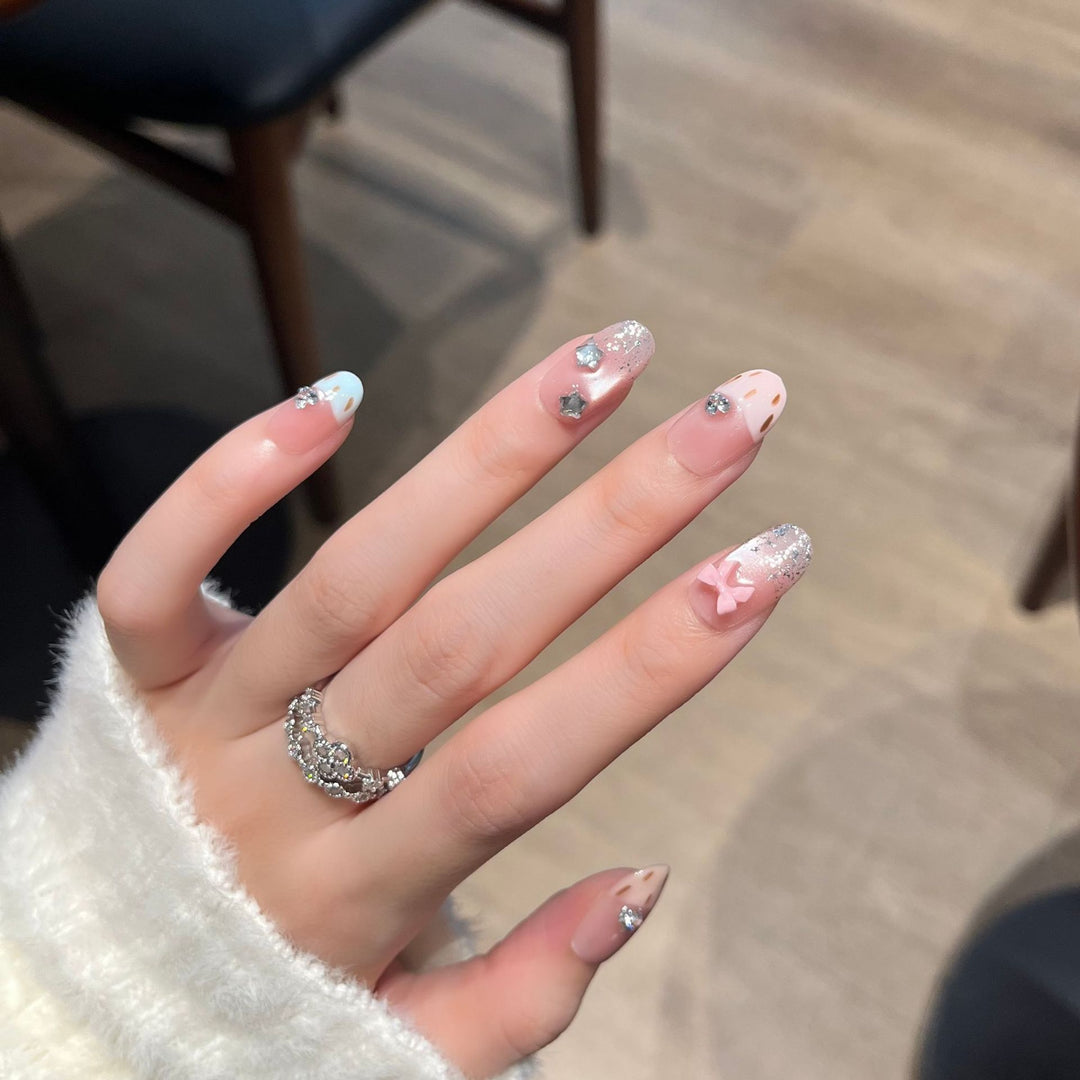 Dekorative Press-On Nagelkunst mit Schleifen- und Edelsteinakzenten Karnz