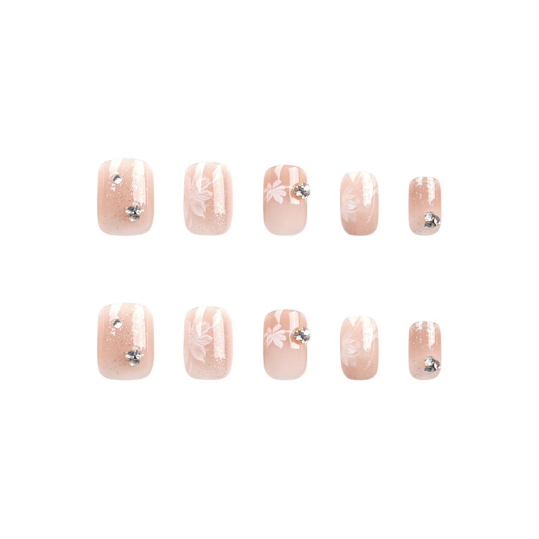 Elegante Nagelkunst mit holografischen Akzenten und floralen Verzierungen Karnz