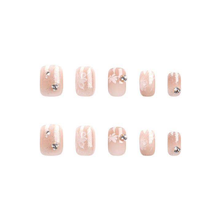 Elegante Nagelkunst mit holografischen Akzenten und floralen Verzierungen Karnz