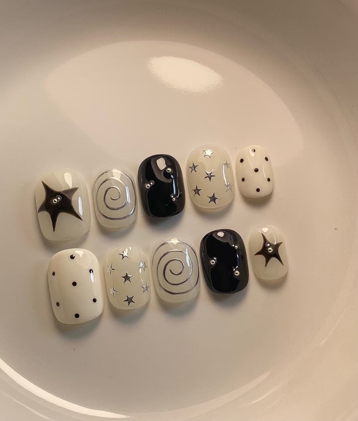 Künstlerisches Press-On Nagelset mit Stern- und Wirbel-Designs
