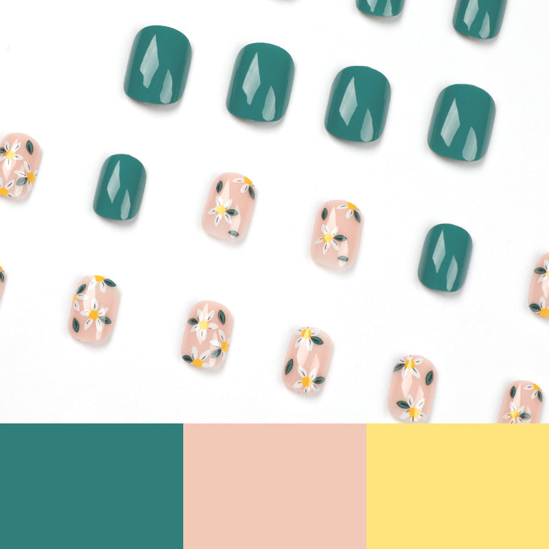 Kunstvolle Nagelkunst mit zarten Blumendesigns Karnz