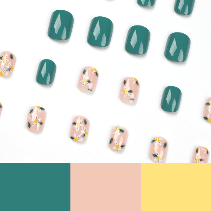 Kunstvolle Nagelkunst mit zarten Blumendesigns Karnz