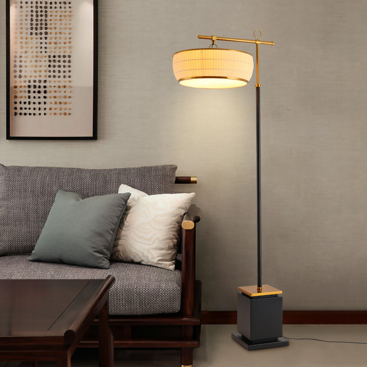Elegante verstellbare Stehlampe mit geometrischem Fuß