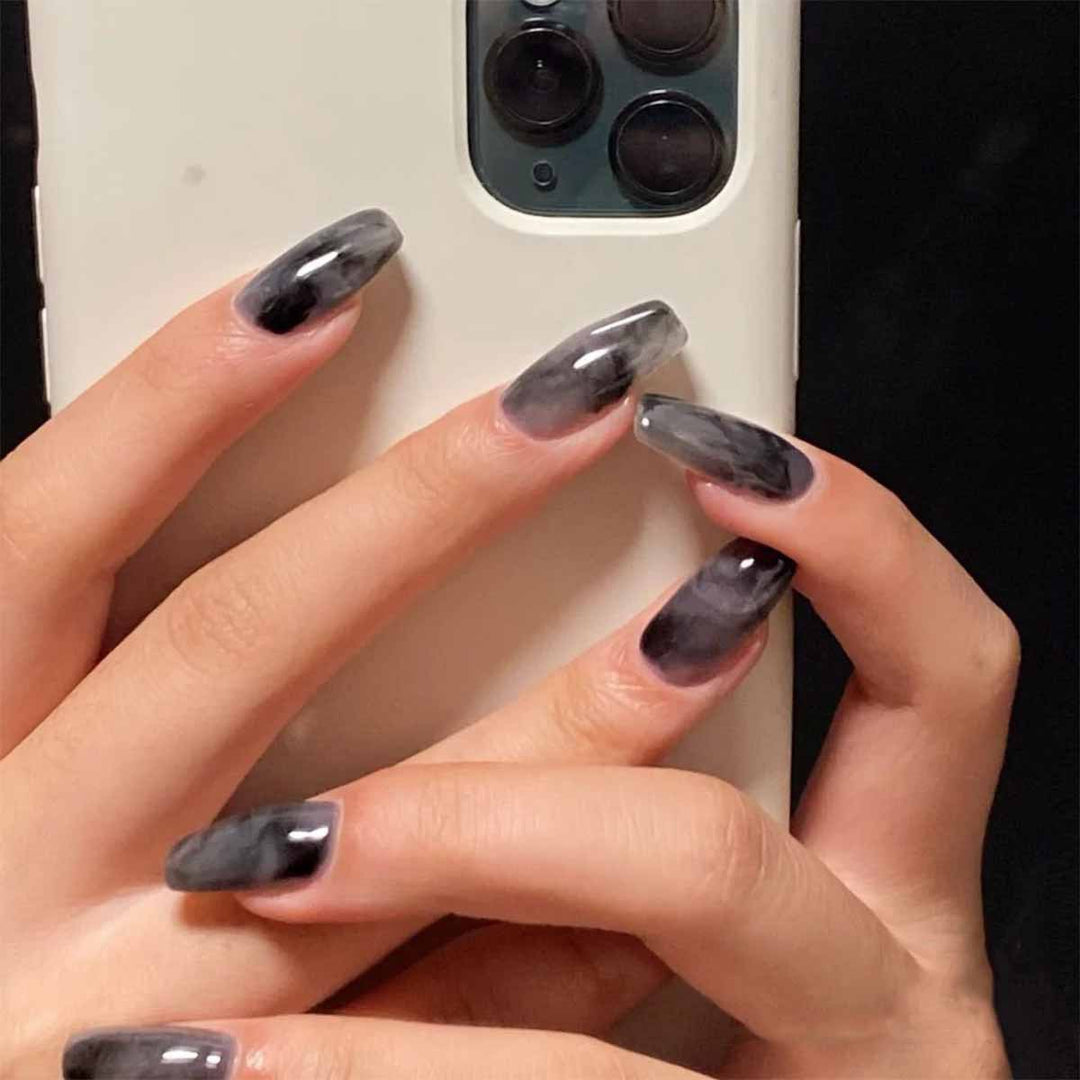 Kunstvolle Nagelverlängerungen mit elegantem Marmor-Design Karnz