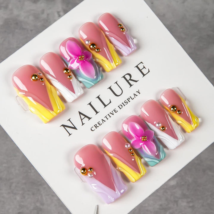 Künstlerisches Florales Press-On Nageldesign