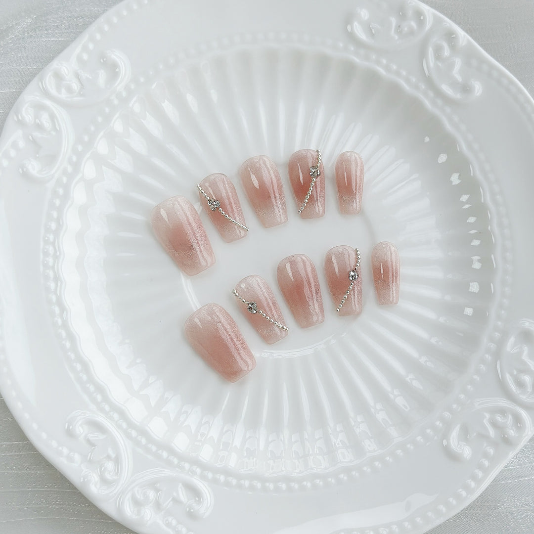 Elegantes dekoratives Press-On-Nagelset mit Strassakzenten