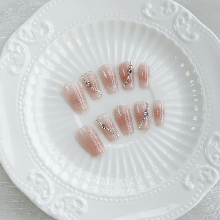 Elegantes dekoratives Press-On-Nagelset mit Strassakzenten