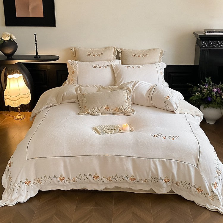 Hochwertiges besticktes Bettwäsche-Set aus Baumwoll-Perkal mit gewelltem Saum und floralem Relief