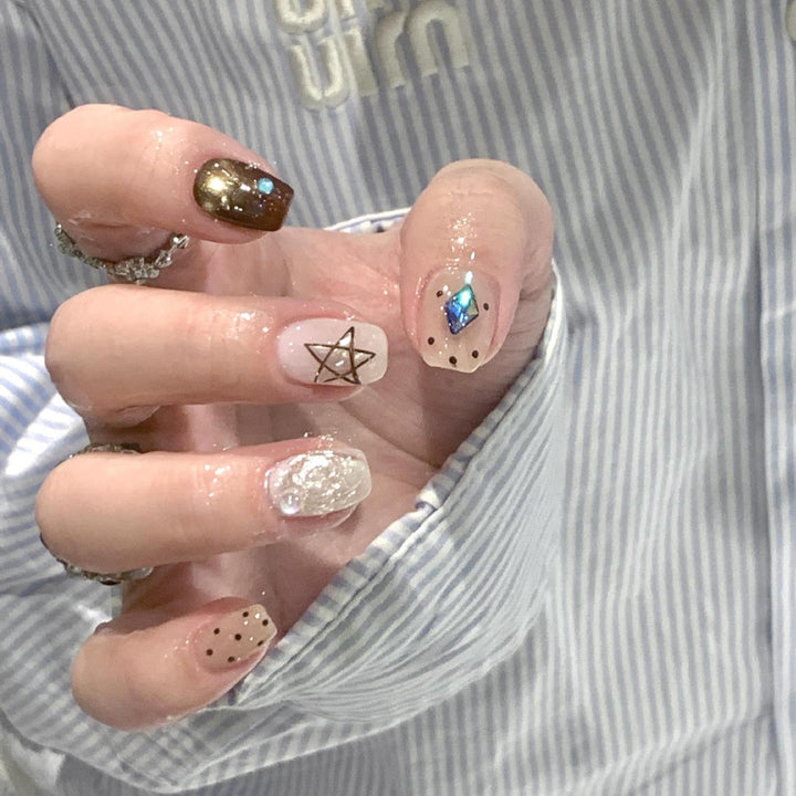Kunstnagelset mit Kreativen Geometrischen und Funkelnden Akzenten Karnz