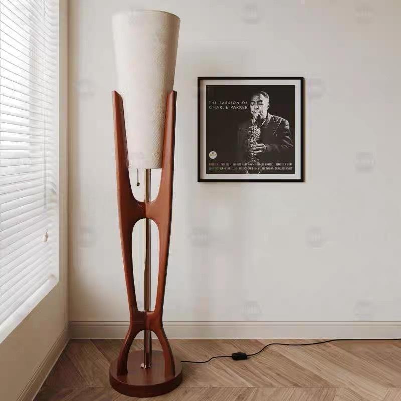 Skulpturale Holz Stehlampe