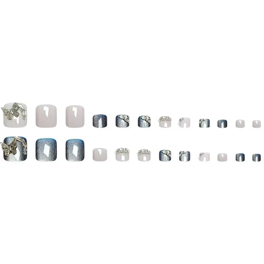 Kunstnagelset mit eleganten 3D-Verzierungen und Glitzer Akzenten Karnz