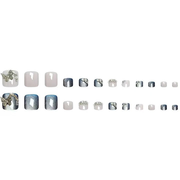 Kunstnagelset mit eleganten 3D-Verzierungen und Glitzer Akzenten Karnz