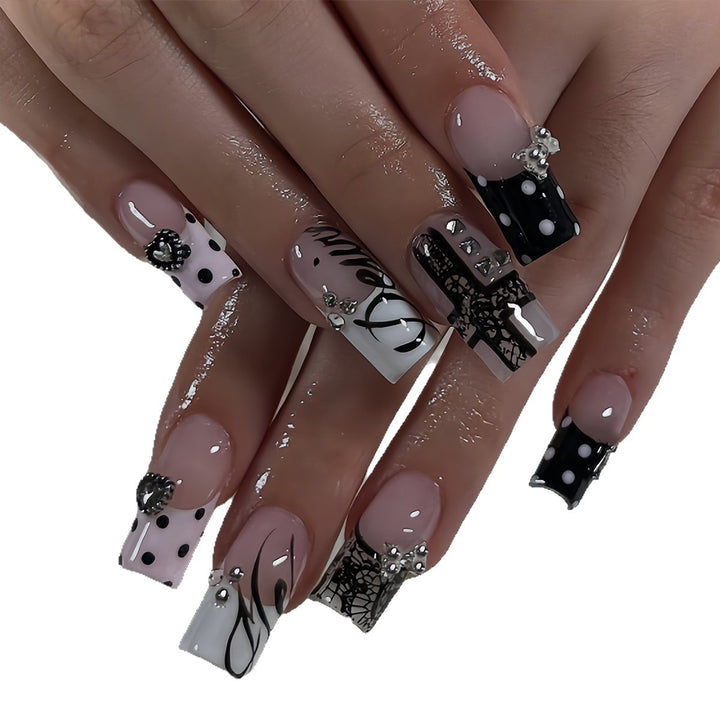 Künstliche Fingernägel mit Glamourösen Akzenten Karnz