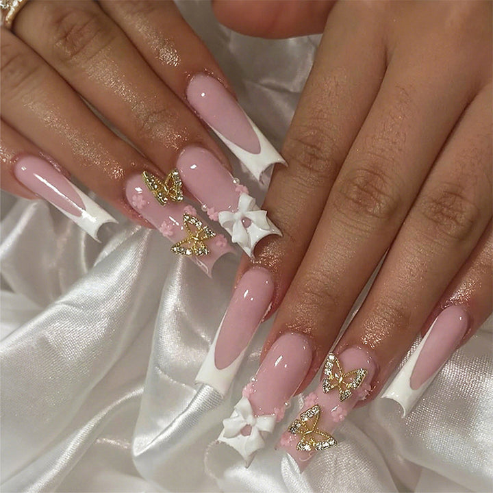 Dekoratives Press-On-Nagelset mit floralen und Schmetterlingsakzenten Karnz