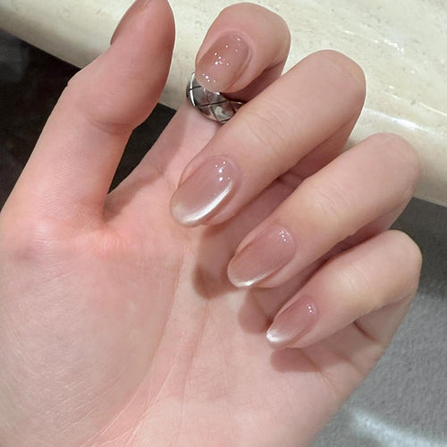 Elegante Nagelspitzen mit Sanftem Ombre-Effekt Karnz