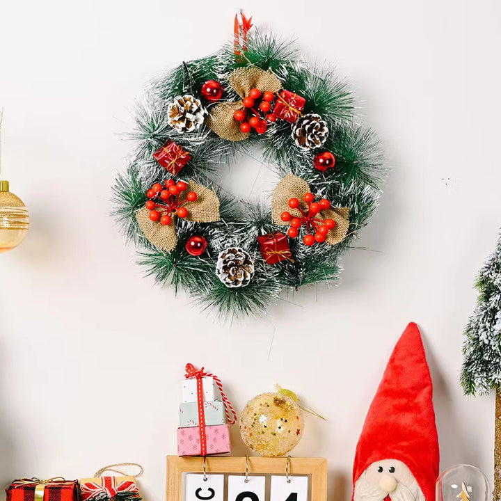 Festlicher Weihnachtskranz mit Tannenzapfen und Beeren Karnz