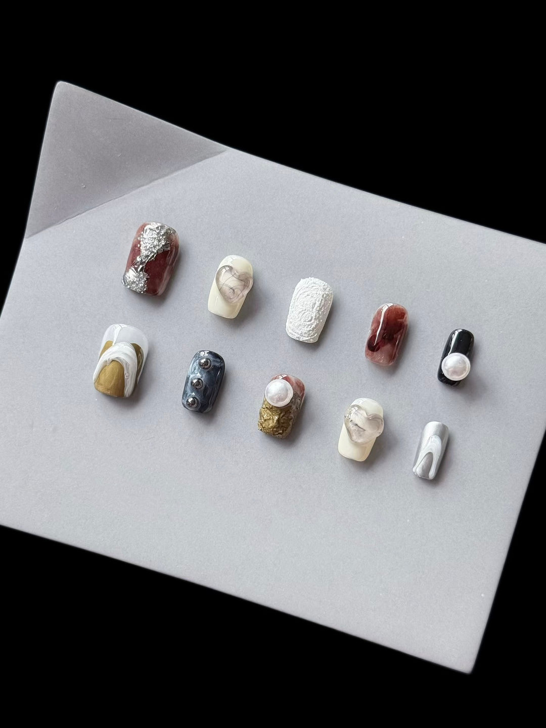 Künstlerisches Press-On Nagelset mit einzigartigen abstrakten Designs  1791774457