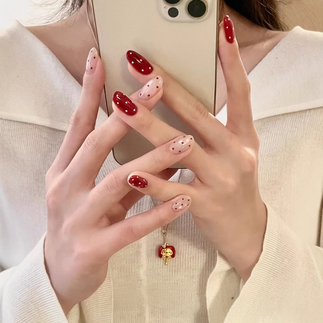 Künstlerisches Press-On-Nagelkunstset mit Punkten und glänzendem Finish