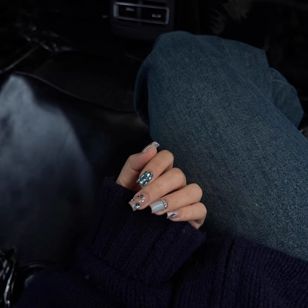 Dekorative Nagelkunst mit Kristallakzenten