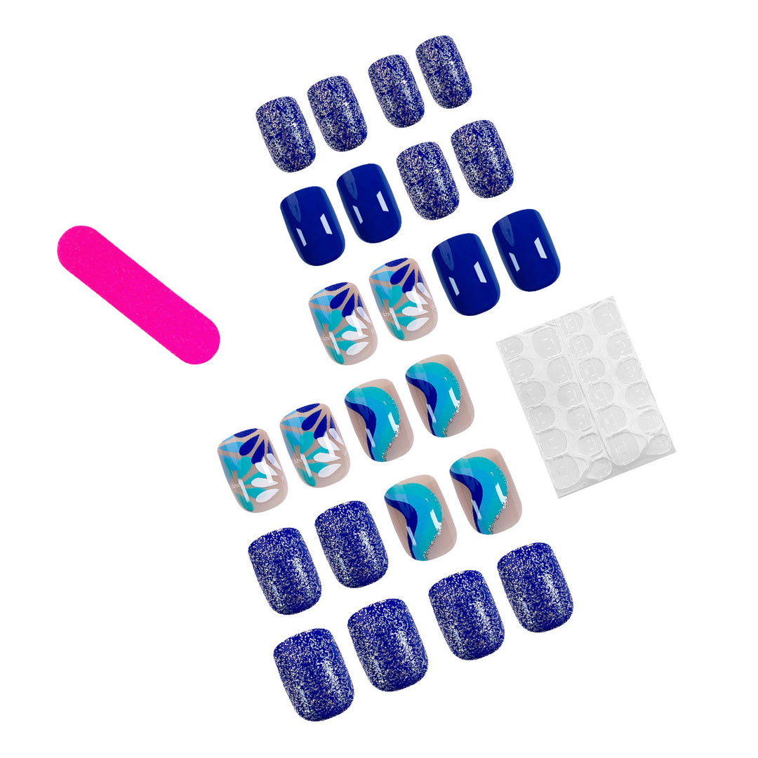 Kunstvolle Nageldesign mit floralen und geometrischen Mustern Karnz