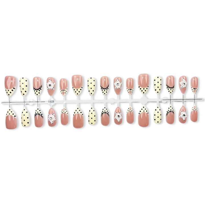Elegantes Press-On-Nagelkunst-Set mit Blumen- und Punktemustern