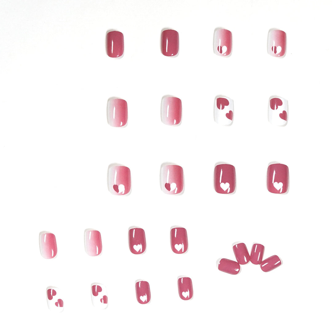 Kreative Nagelkunst mit Herzmotiv und hochglänzendem Finish Karnz