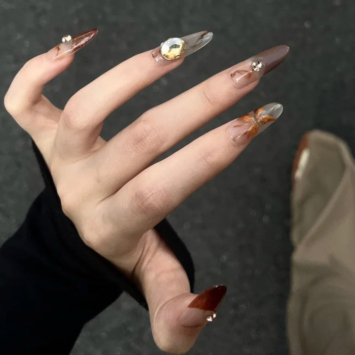 Kunstnägel mit eleganten 3D-Details und funkelnden Akzenten Karnz